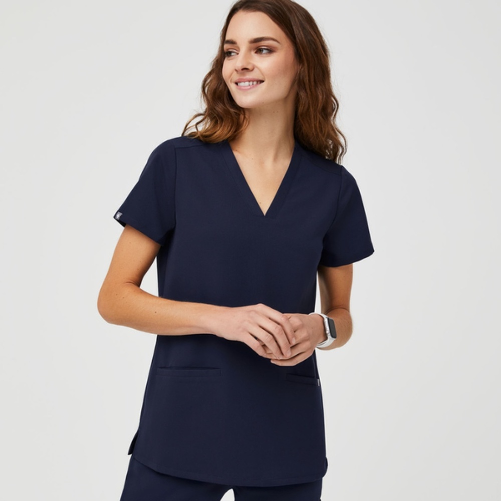 FIGS- Women's Casma Three-Pocket Scrub Top- Navy